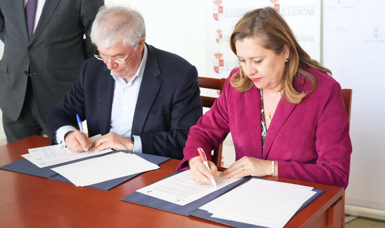 Tofiño y Rosana Rodríguez, firmando la renovación del convenio del proyecto "Nuestro ajedrez en Europa".