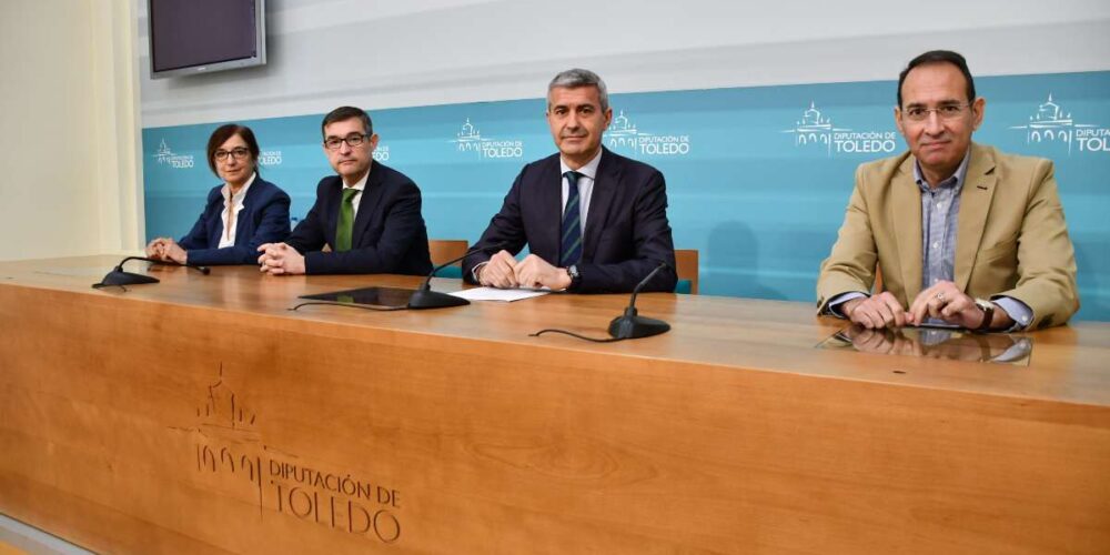 Álvaro Gutiérrez, con los vicepresientes durante el balance que ha hecho de la legislatura.