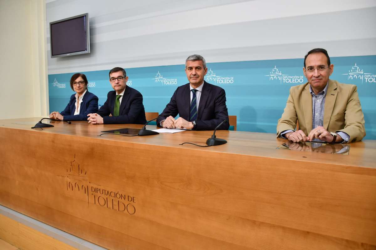 Álvaro Gutiérrez, con los vicepresientes durante el balance que ha hecho de la legislatura.