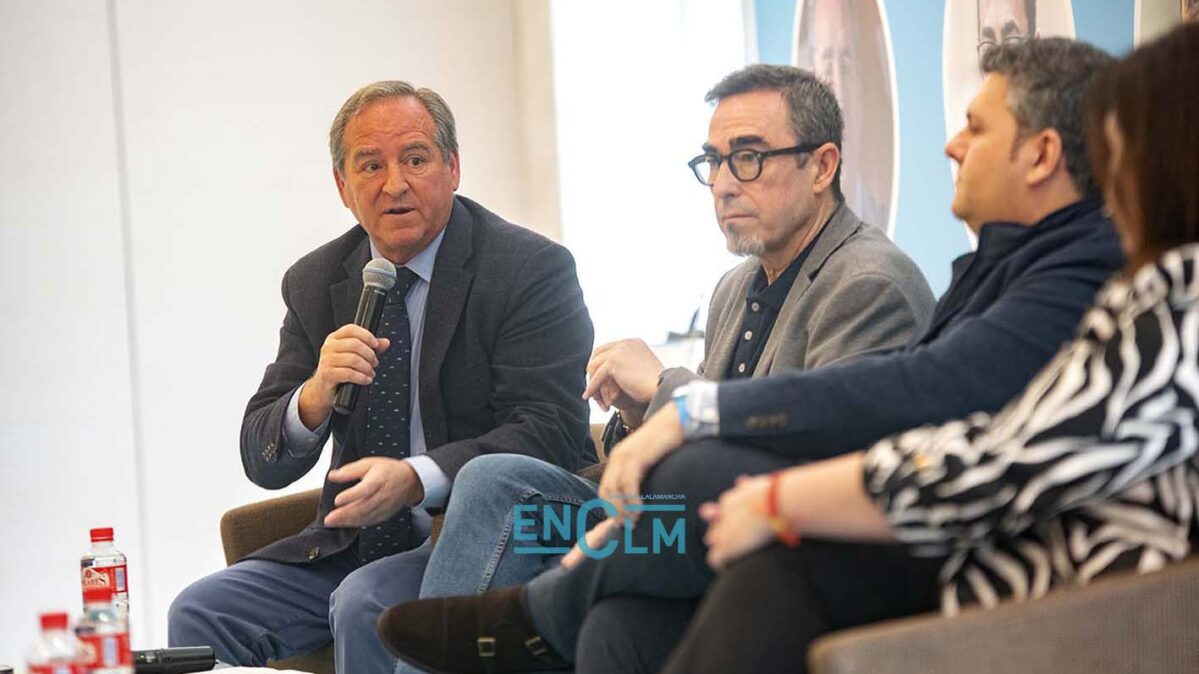 Ángel Nicolás, presidente de Cecam, junto a sindicatos, en la Jornada "Tierra de Oportunidades" de ENCLM. Foto: Rebeca Arango.