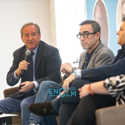 Ángel Nicolás, presidente de Cecam, junto a sindicatos, en la Jornada "Tierra de Oportunidades" de ENCLM. Foto: Rebeca Arango.