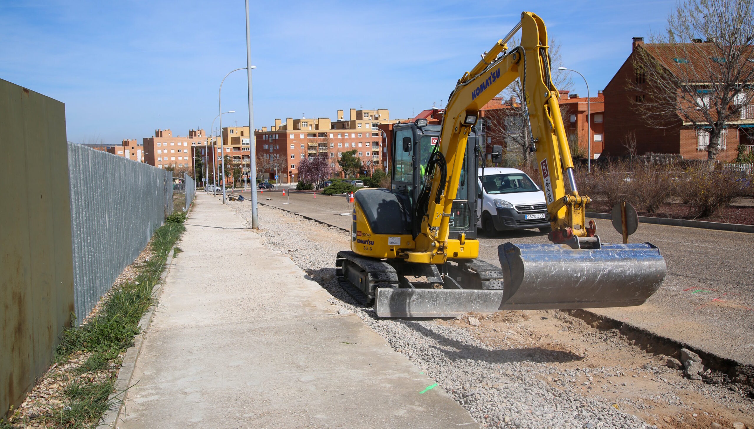 Obras en la calle Estenilla, en el Polígono, donde habrá nuevos aparcamientos gratuitos cerca del Hospital Universitario de Toledo.