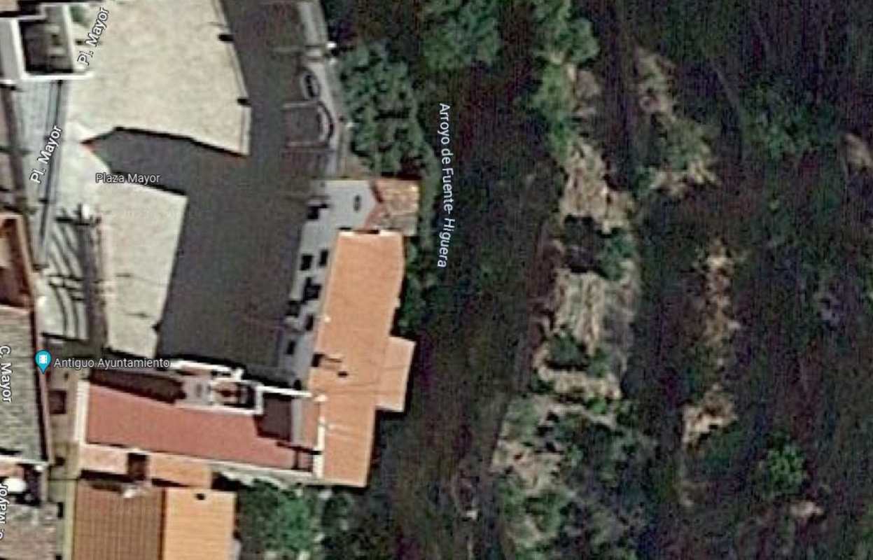 El joven se cayó en el arroyo de Fuente Higuera, que está detrás del Ayuntamiento de Molinicos. Imagen: Google Maps.