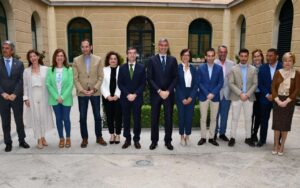 Álvaro Gutiérrez, en medio del resto de miembros del Ejecutivo provincial.