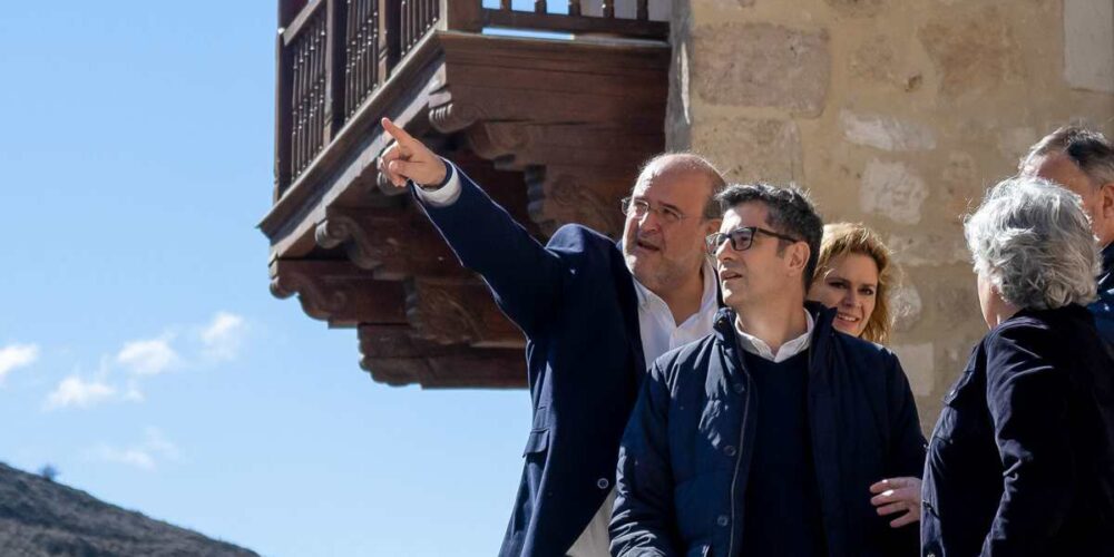 El ministro Félix Bolaños, junto al vicepresidente regional José Luis Martínez Guijarro, hoy domingo en Cuenca.