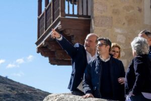 El ministro Félix Bolaños, junto al vicepresidente regional José Luis Martínez Guijarro, hoy domingo en Cuenca.