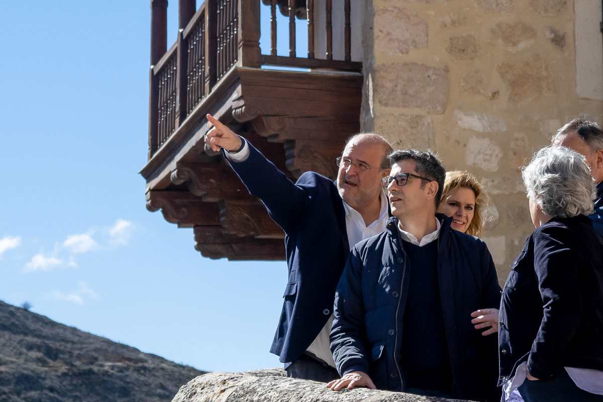 El ministro Félix Bolaños, junto al vicepresidente regional José Luis Martínez Guijarro, hoy domingo en Cuenca.