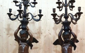 Los dos candelabros robados en Torrent y recuperados en Toledo.