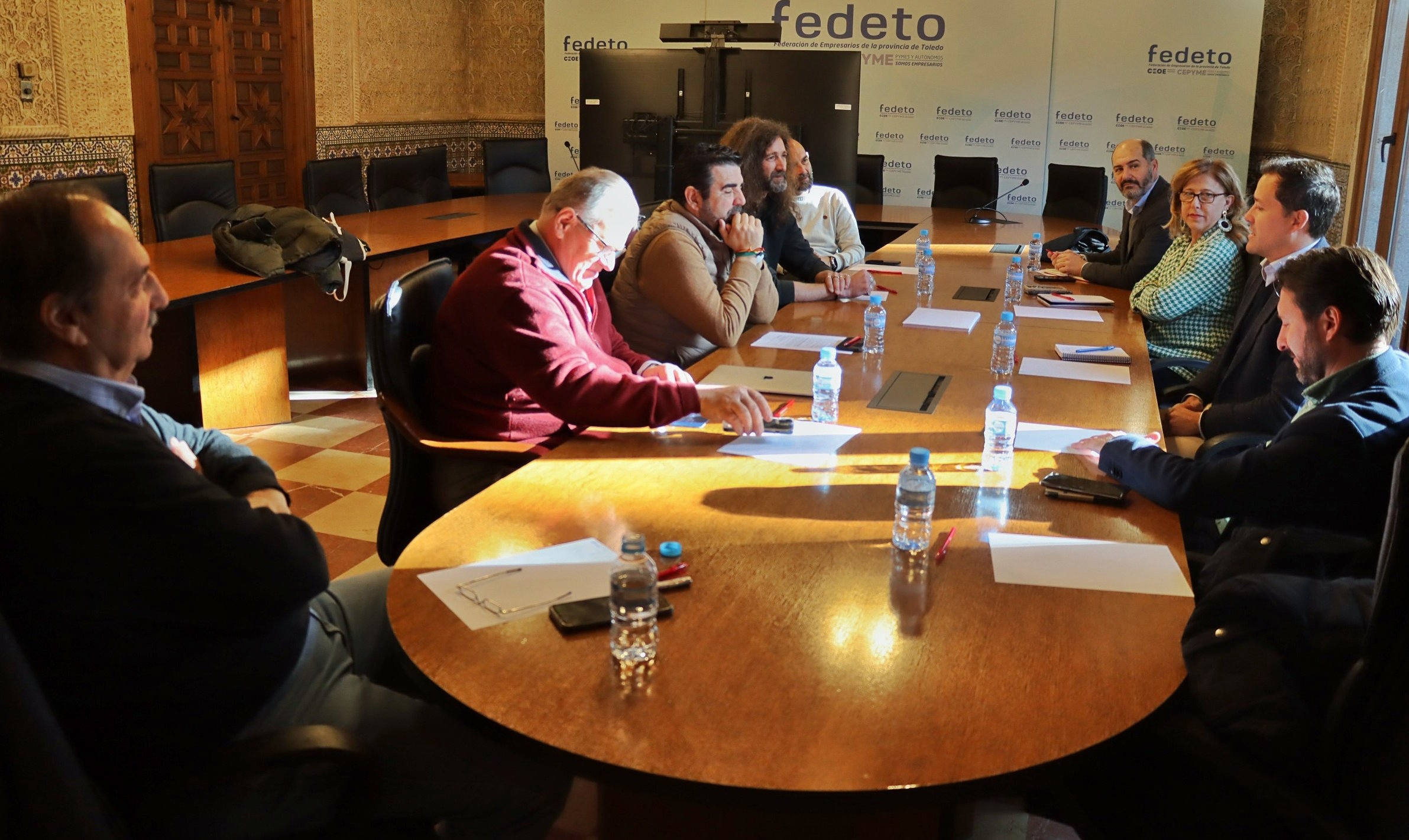 Carlos Velázquez, durante su reunión con los representantes de la Asociación de Hostelería de Toledo.