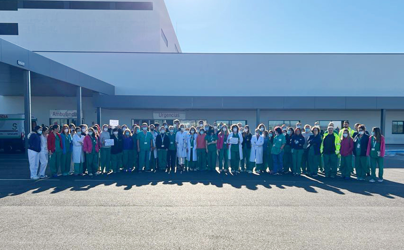 Más de 50 personas se han concentrado en las puertas del servicio de Urgencias del Hospital Universitario de Toledo.