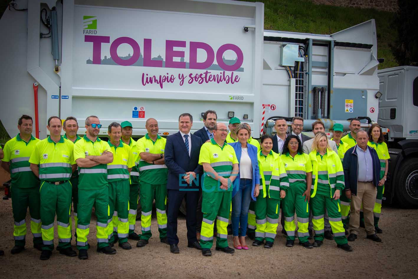 Milagros Tolón, alcaldesa de Toledo, junto a trabjadores de Acciona-Valoriza y responsables de la empresa. Foto: Diego Langreo Serrano.
