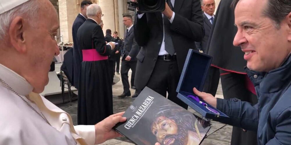 Jorge Sánchez, presidente de la Junta de Cofradías de Cuenca, hace entrega de la Medalla de Plata a el Papa Francisco