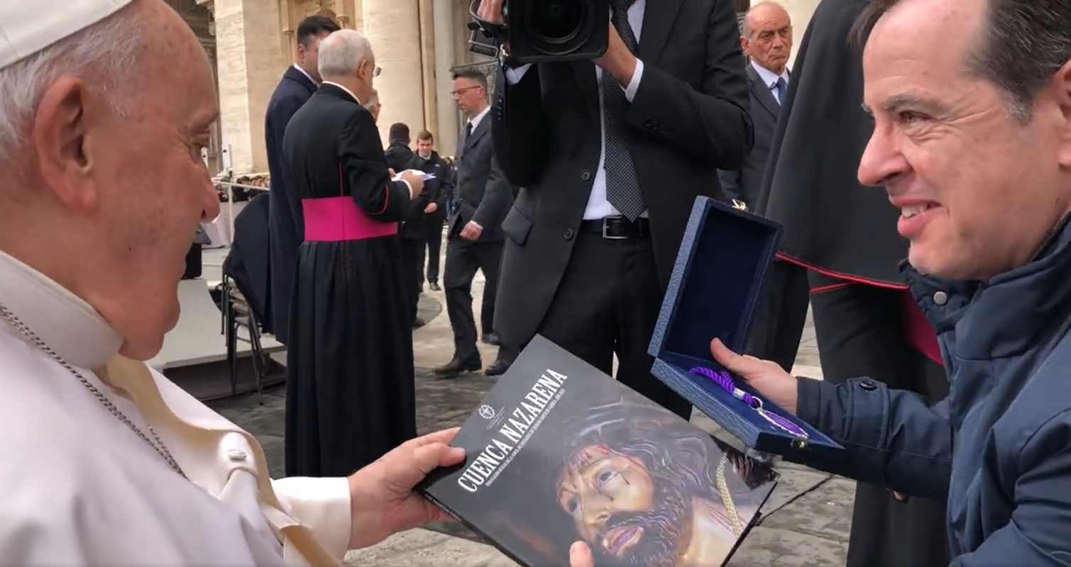 Jorge Sánchez, presidente de la Junta de Cofradías de Cuenca, hace entrega de la Medalla de Plata a el Papa Francisco