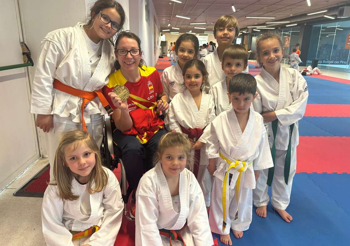Isabel Fernández, posando con su medalla de oro europea junto a algunos alumnos y alumnas del club Kidokan, en el que aún se encuadra.