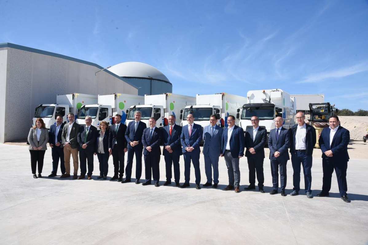Autoridades políticas presentes en la inauguración de la nueva planta de biorresiduos en el Ecoparque de Toledo.