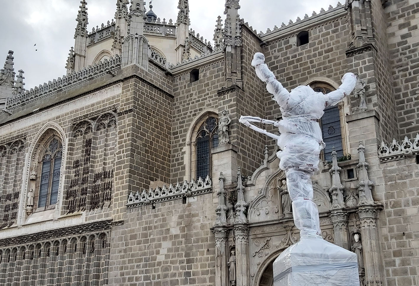 La escultura de Longobardi, aún tapada, frente a San Juan de los Reyes.
