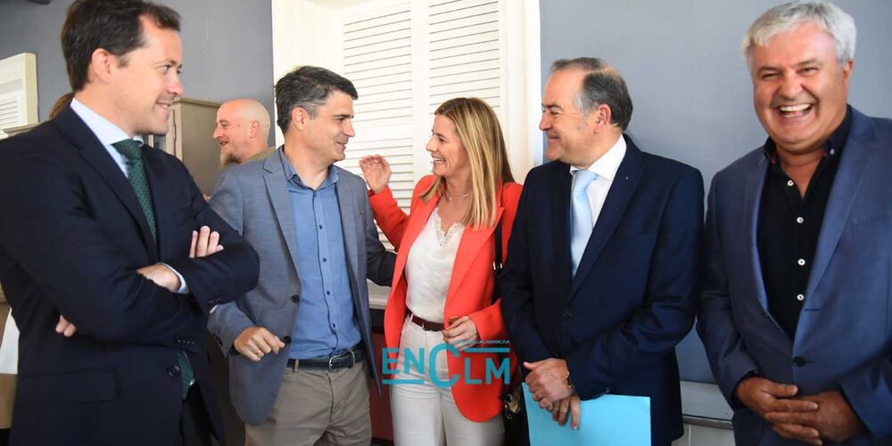 José Julián Gregorio junto con Carlos Velázquez, Juanjo Alcalde y Carolina Agudo.