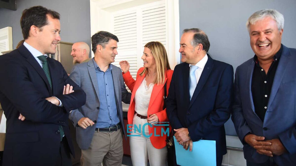 José Julián Gregorio junto con Carlos Velázquez, Juanjo Alcalde y Carolina Agudo.