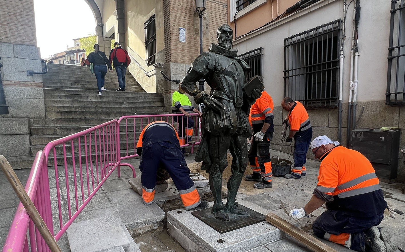 Miguel de Cervantes ha vuelto al Arco de la Sangre, en Toledo, al lado de Zocodover.