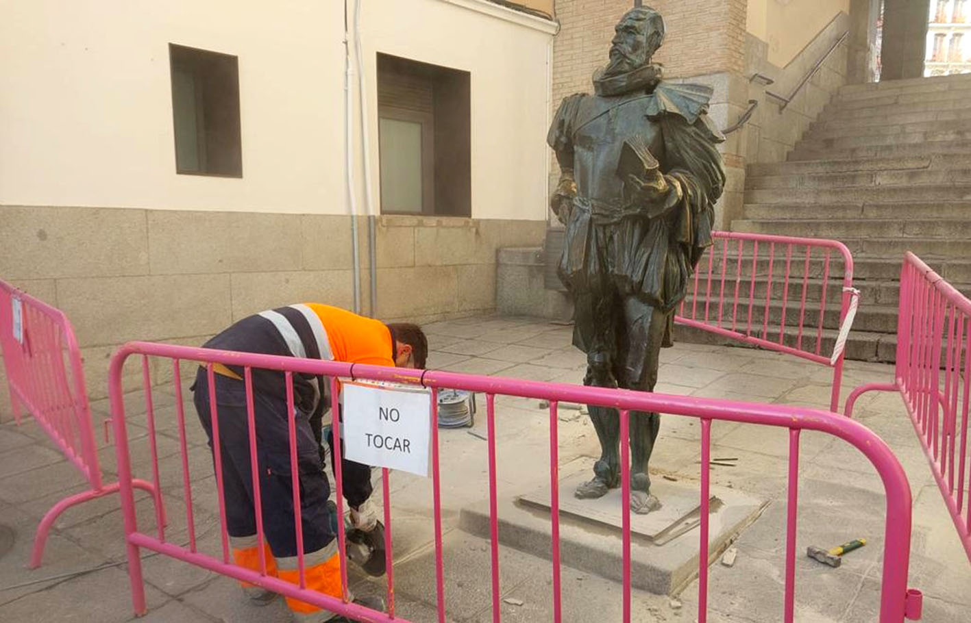 La estatua de Cervantes se retirará durante unos días para reforzar su anclaje.