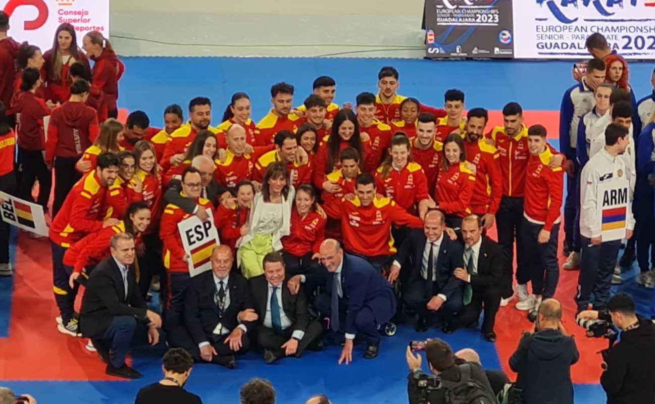 Foto de familia de la delegación española con Sandra Sánchez, con el presidente de Castilla-La Mancha, Emiliano García-Page, el presidente del CSD, José Manuel Franco, el presidente de la Federación de Kárate de CLM y vicepresidente de la Federación Española de Kárate, Javier Pineño, el presidente de la Federación de Karate, Antonio Espinós, el alcalde de Guadalajara, Alberto Rojo, y el presidente de las Cortes de Castilla-La Mancha, Pablo Bellido.