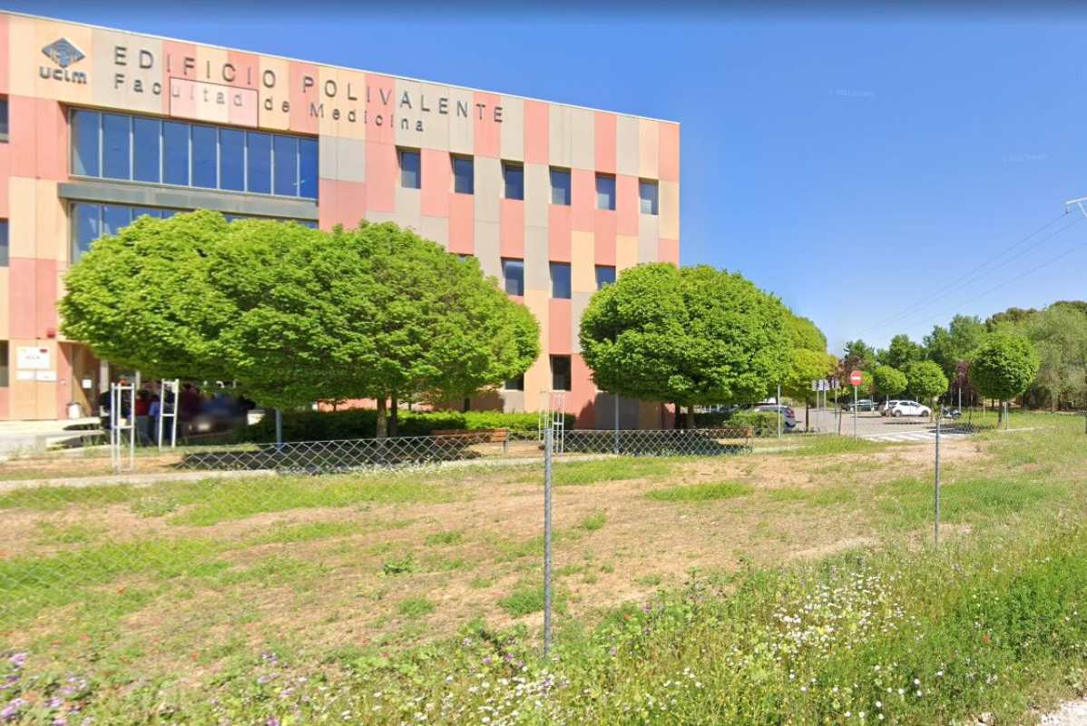 Imagen de la Facultad de Medicina de Ciudad Real. Foto: Google Maps.