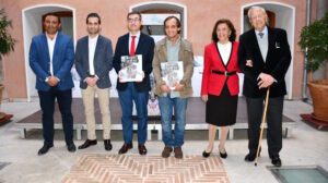 José María Finat, autor del libro, en el centro junto a Fernando Muñoz, vicepresidente de la Diputación de Toledo.