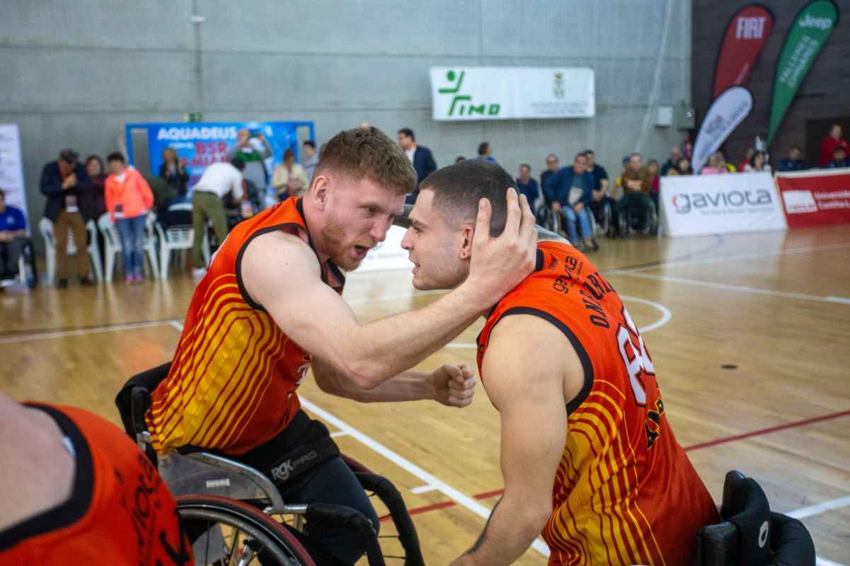 Ben Fox y Óscar Onrubia celebran el triunfo albaceteño.