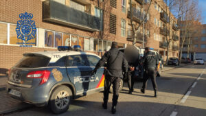 El fugitivo es trasladado a dependencias policiales después de ser detenido.