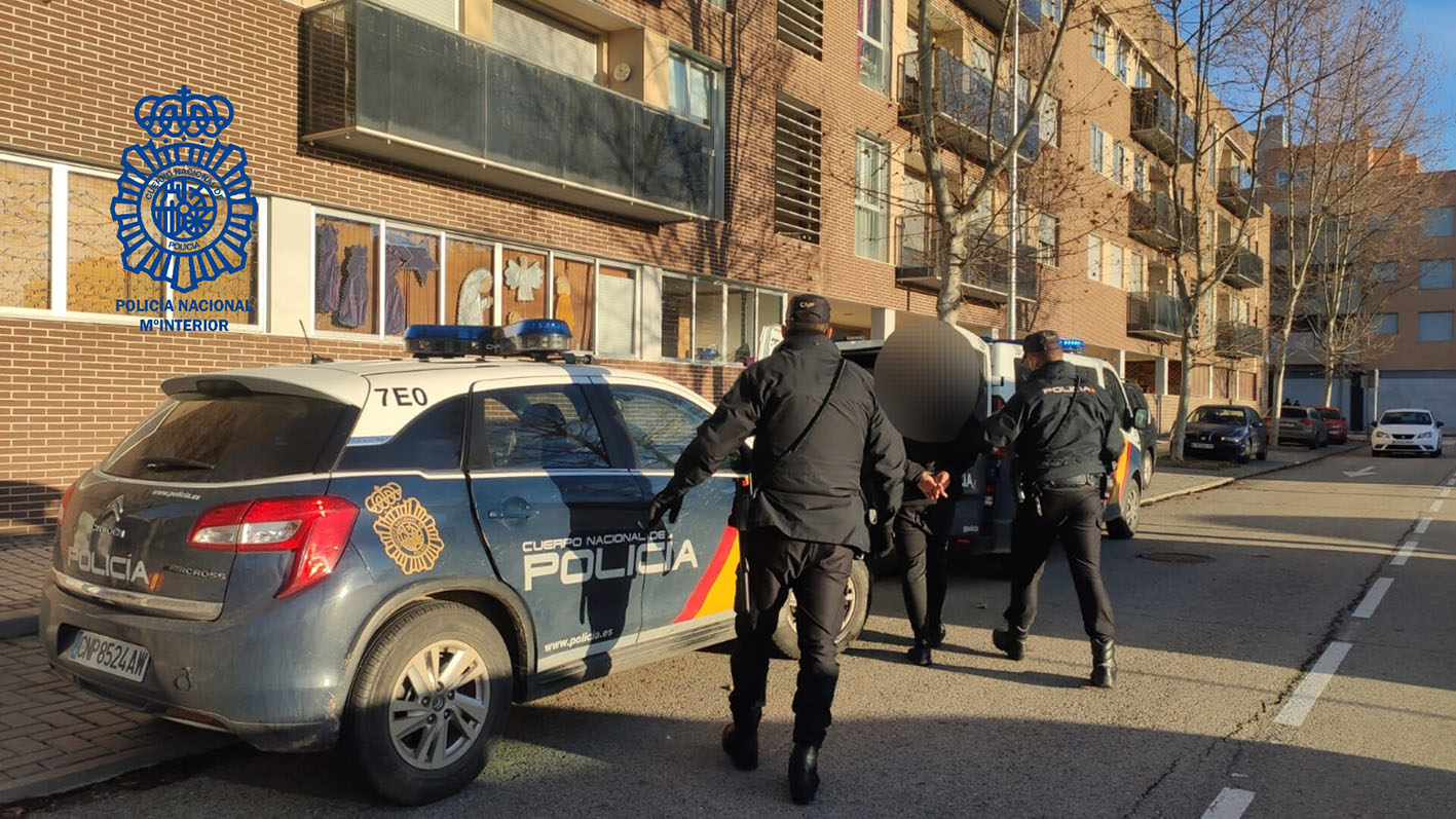 El fugitivo es trasladado a dependencias policiales después de ser detenido.