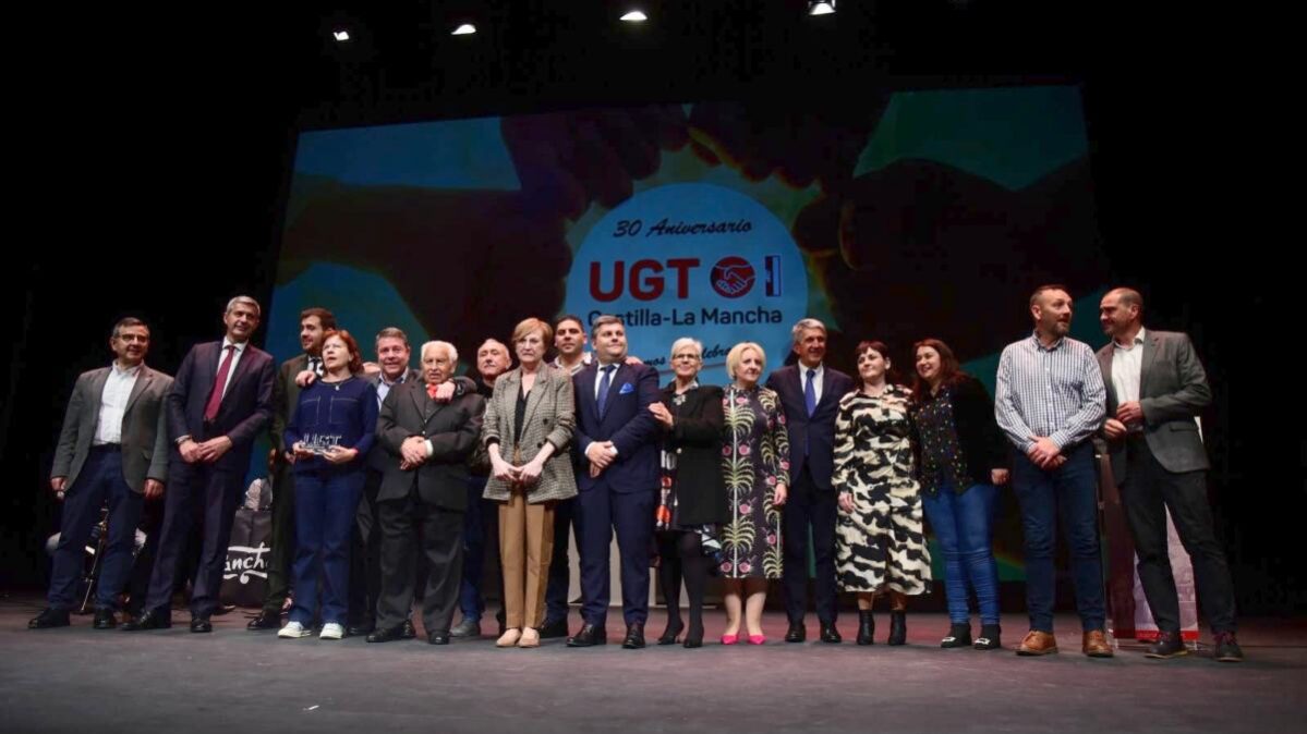 Imagen de familia en la gala del 30 aniversario de UGT-Castilla-La Mancha. Foto: Rebeca Arango.