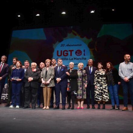 Imagen de familia en la gala del 30 aniversario de UGT-Castilla-La Mancha. Foto: Rebeca Arango.