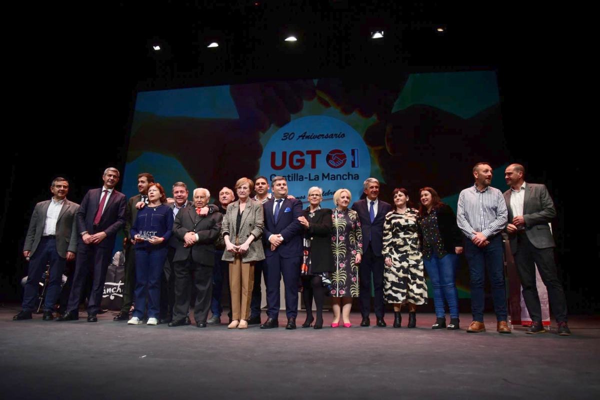 Imagen de familia en la gala del 30 aniversario de UGT-Castilla-La Mancha. Foto: Rebeca Arango.