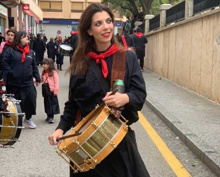 Gloria Santoro, presentadora en CMM Media, nombrada Tamborilera de Honor en Hellín ENCLM