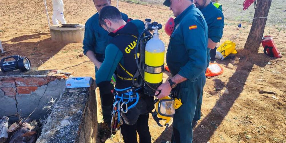 Efectivos de la Guardia Civil, mientras rescataban los restos óseos del empresario en un pozo de Valdepeñas. Foto: Guardia Civil.