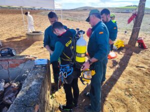 Efectivos de la Guardia Civil, mientras rescataban los restos óseos del empresario en un pozo de Valdepeñas. Foto: Guardia Civil.