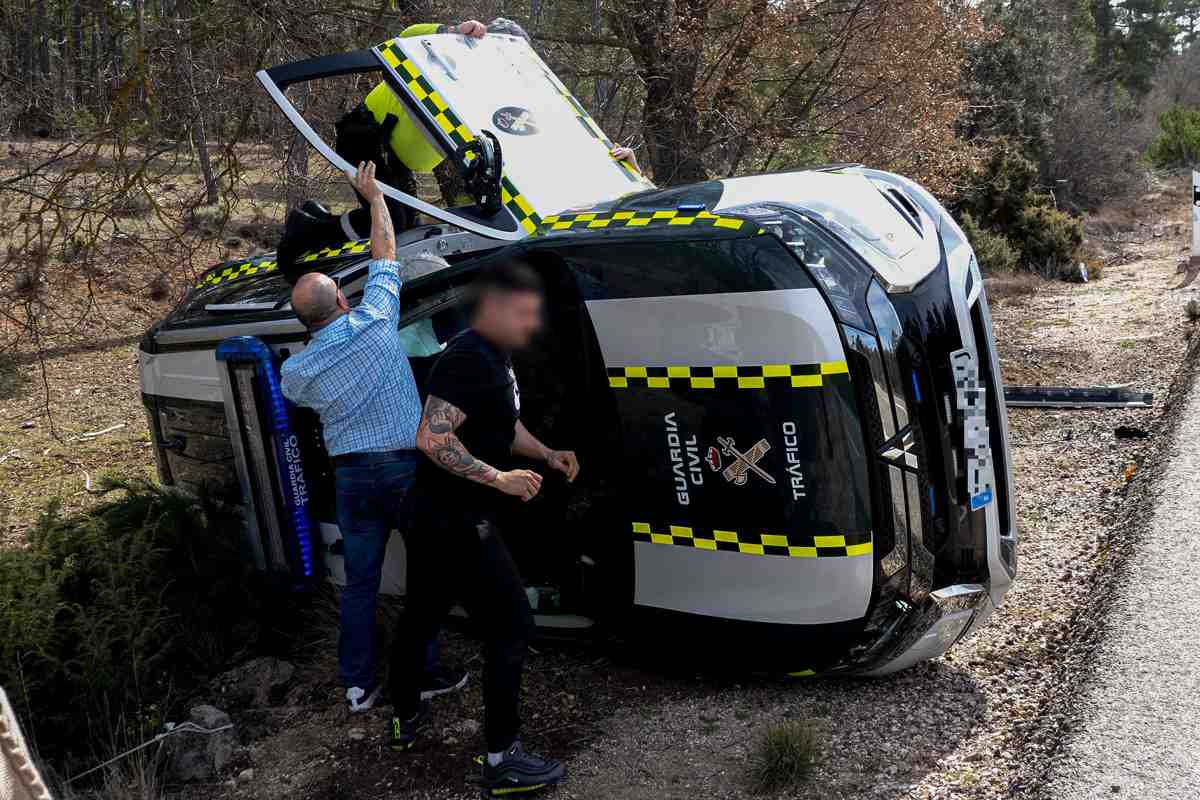 El coche accidentado de la Guardia Civil en Cuenca. Foto: EFE/José Olmo.