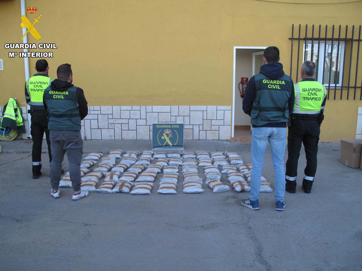 La Guardia Civil, junto a la droga incautada.