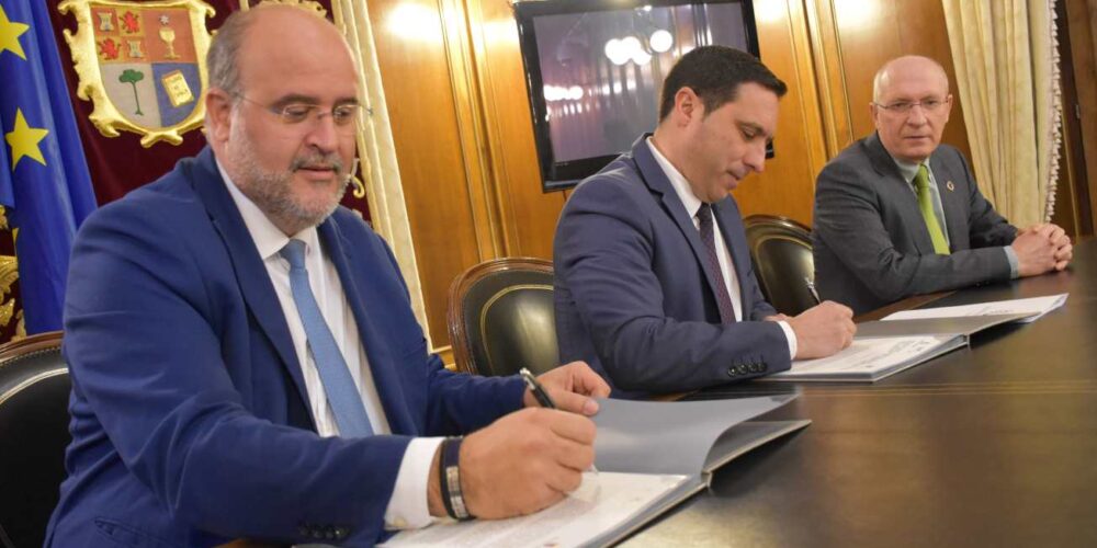 José Luis Martínez Guijarro y Álvaro Martínez Chana, firmando el acuerdo para luchar contra la despoblación.