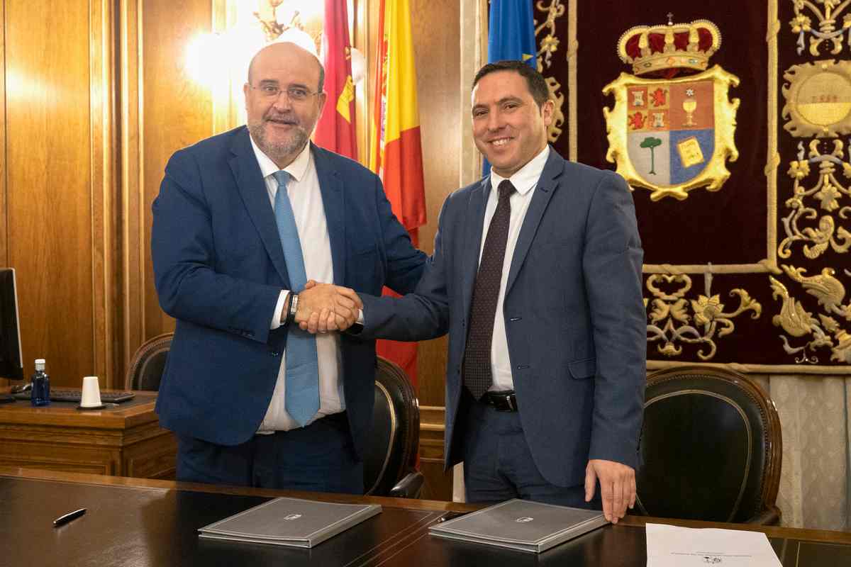 El vicepresidente de Castilla-La Mancha, José Luis Martínez Guijarro, y el presidente de la Diputación de Cuenca, Álvaro Martínez Chana.
