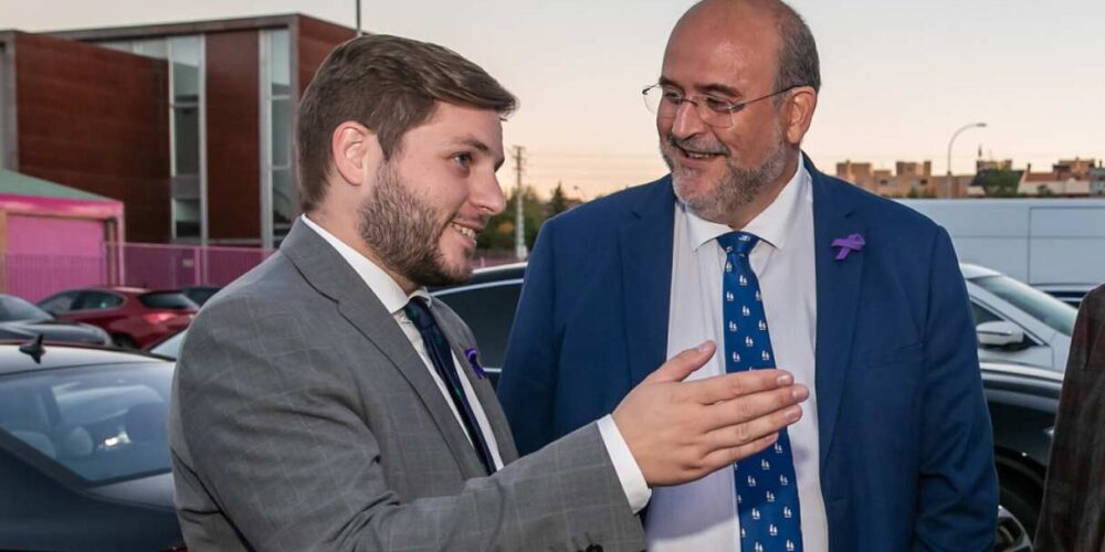 El consejero de Fomento, Nacho Hernando, y el vicepresidente de Castilla-La Mancha, José Luis Martínez Guijarro.