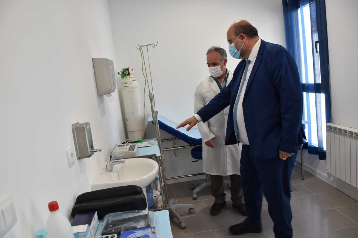 El vicepresidente de Castilla-La Mancha, José Luis Martínez Guijarro, en la inauguración del nuevo consultorio local de Saelices (Cuenca).