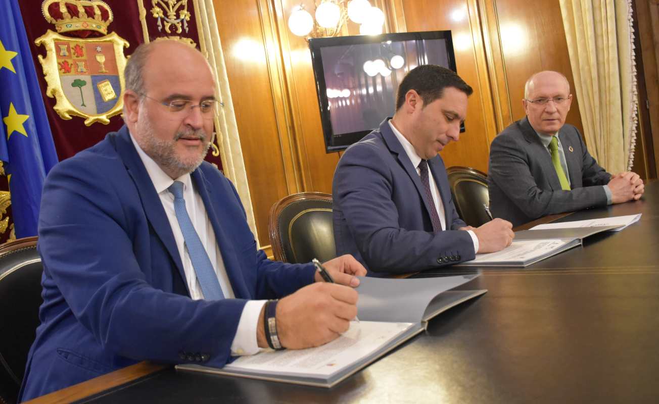 José Luis Martínez Guijarro y Álvaro Martínez Chana, firmando el acuerdo para luchar contra la despoblación.