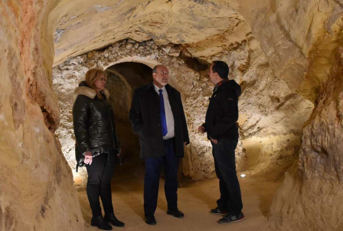 José Luis Martínez Guijarro, en plena visita a las cuevas de Villares del Saz,