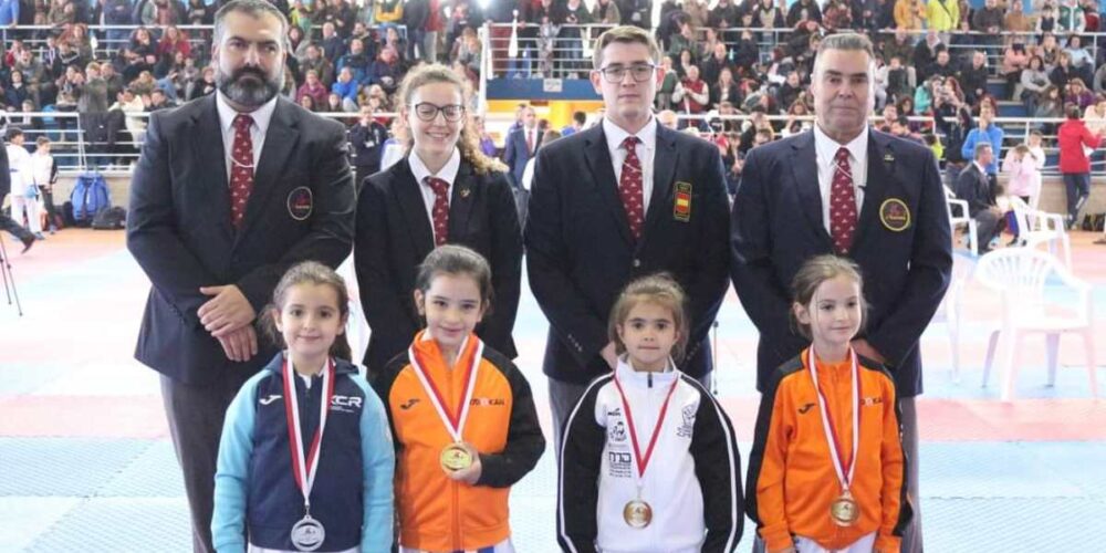 En la foto, las mejores en la categoría prebenjamín femenina (-26 kilos); la campeona fue Daniela Villacañas (segunda por la izquierda).