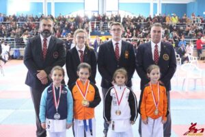 En la foto, las mejores en la categoría prebenjamín femenina (-26 kilos); la campeona fue Daniela Villacañas (segunda por la izquierda).
