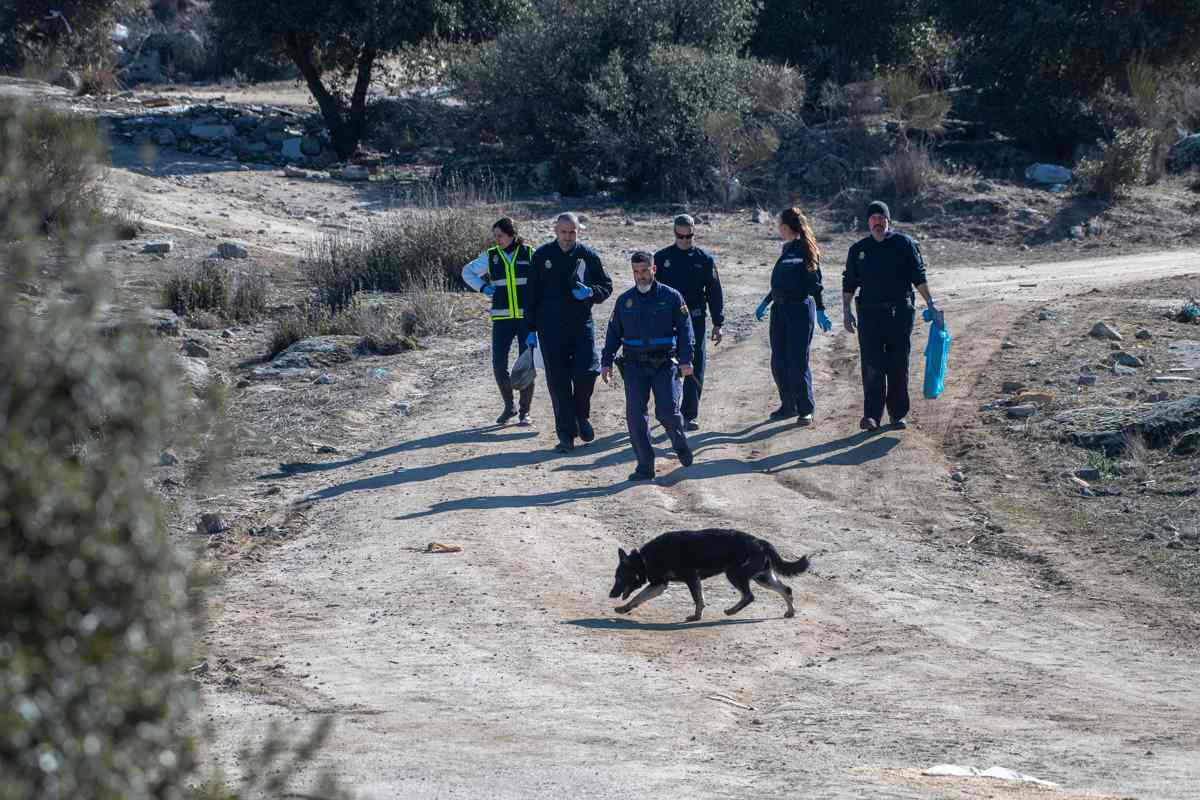 La Policía Nacional, recabando pruebas en la escombrera donde, presuntamente, se esparcieron los restos de la mujer asesinada. Foto: EFE/Ismael Herrero.