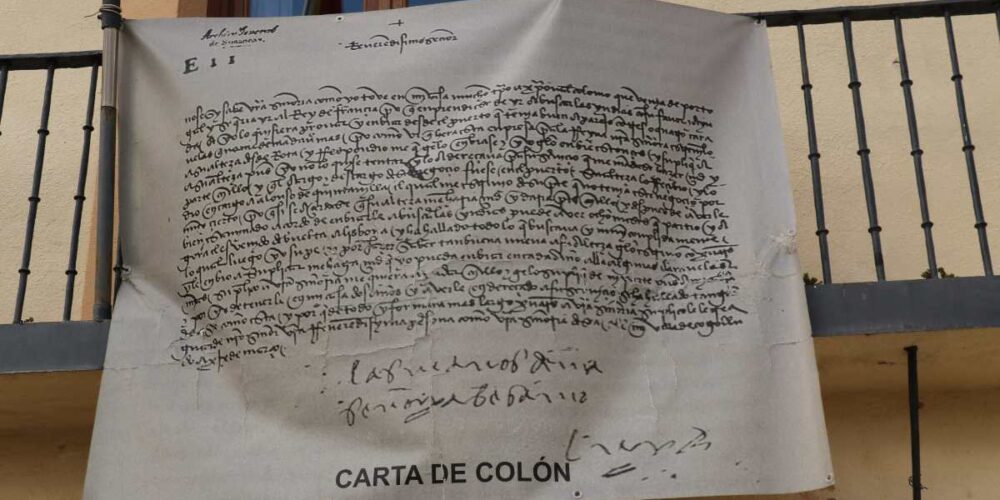 Lona colgada en el Ayuntamiento de Cogolludo con la carta que de la Cerda le escribió al cardenal Mendoza.