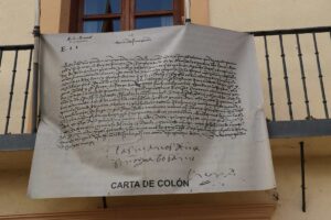 Lona colgada en el Ayuntamiento de Cogolludo con la carta que de la Cerda le escribió al cardenal Mendoza.