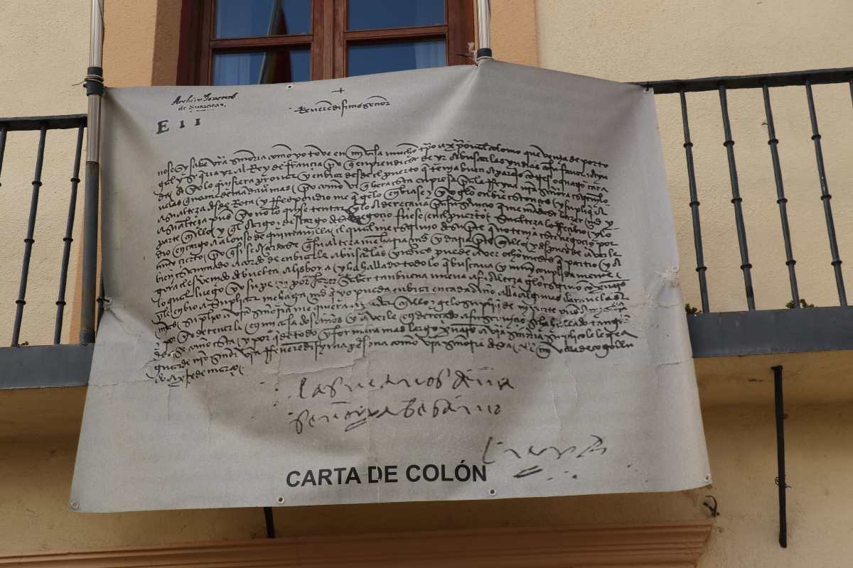 Lona colgada en el Ayuntamiento de Cogolludo con la carta que de la Cerda le escribió al cardenal Mendoza.